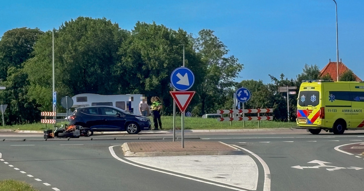Motorrijder gewond na ongeluk op rotonde aan Provincialeweg bij Purmer