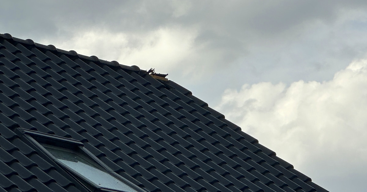 Blikseminslag zorgt voor brand op dak van woning in Sommelsdijk