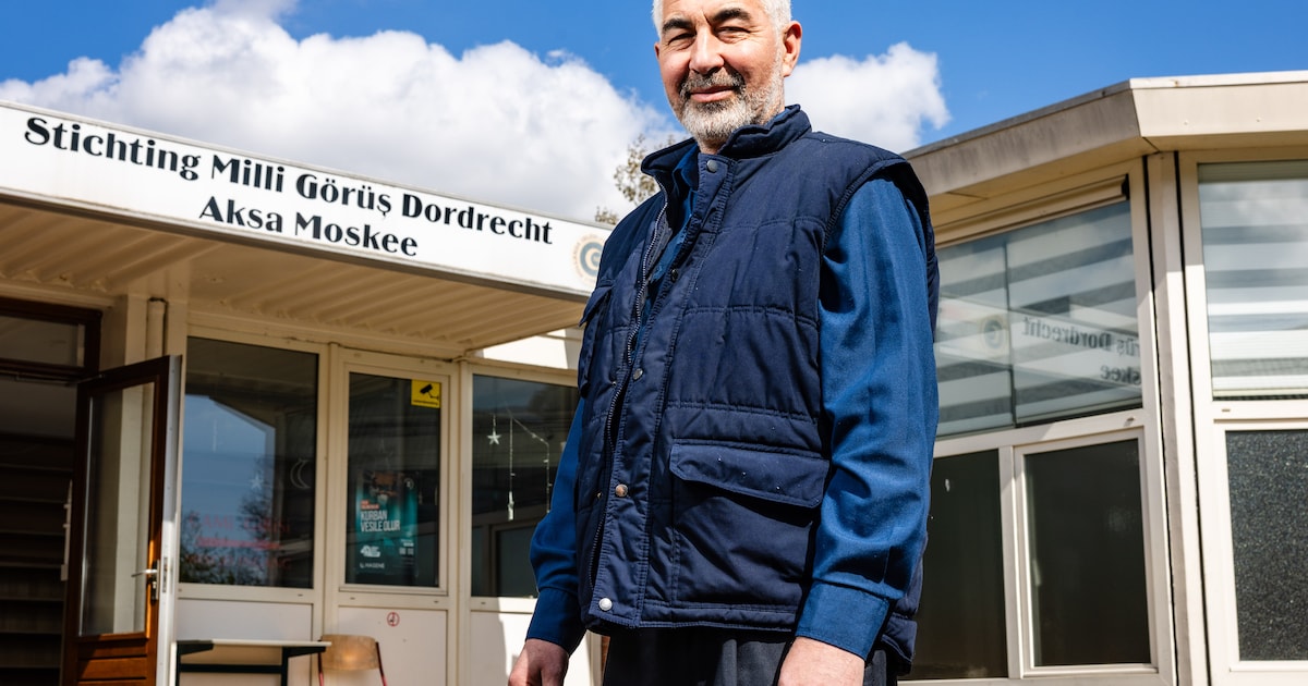 Te weinig plek in Dordtse moskee: gelovigen wijken uit naar gang en soms zelfs buiten