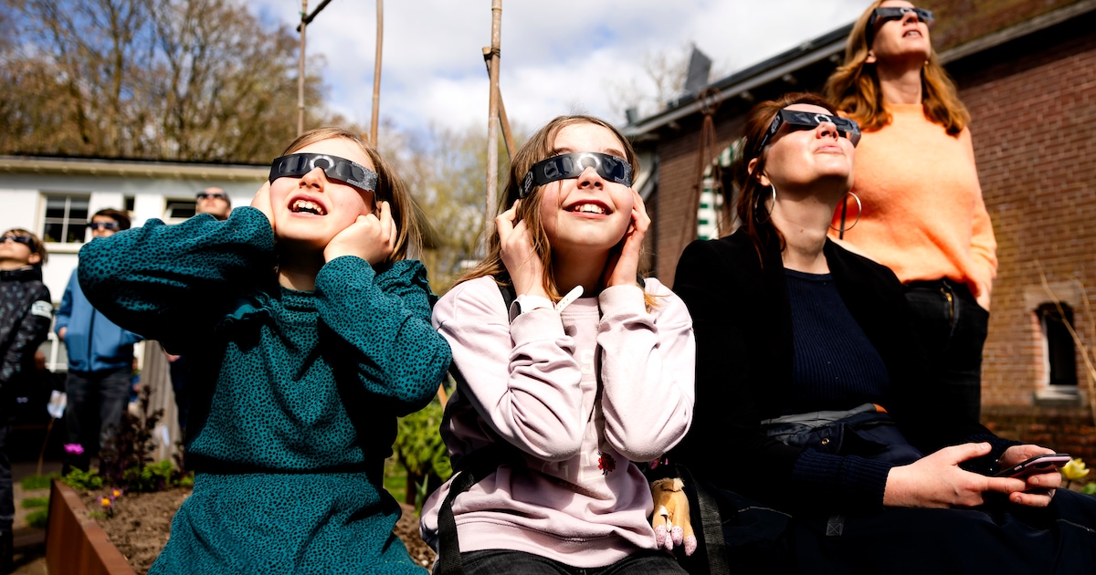 Onbeschermd kijken naar zonsverduistering is gevaarlijk: hier in Zoetermeer haal je een gratis eclip