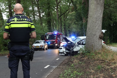 Auto rijdt tegen boom op Boxbergerweg in Olst, één persoon gewond