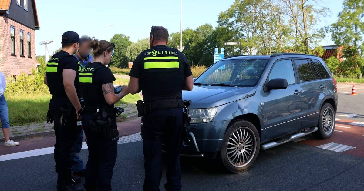 Botsing tussen auto en fiets op Westfriesedijk in Warmenhuizen