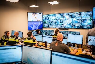 Een kijkje in het regiecentrum: zo houdt Arnhem in de gaten of het niet te druk wordt