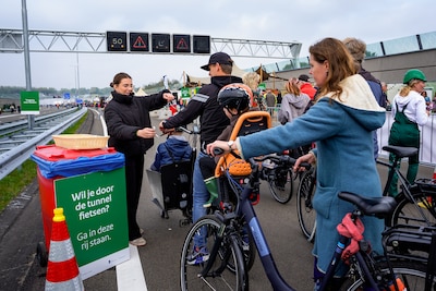 Lopend, fietsend of skatend nieuw stuk snelweg over: ‘Doet een beetje denken aan 1973’