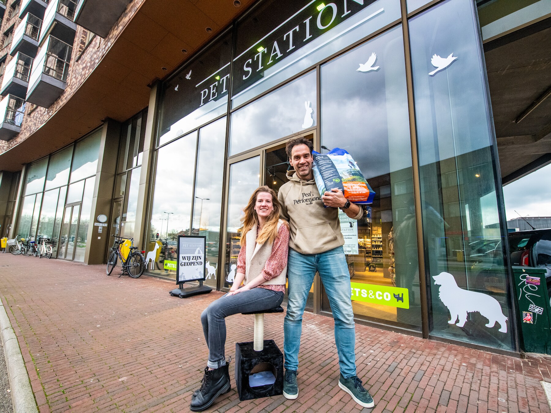 Na jarenlange leegstand is er een dierenwinkel geopend op het Stationsplein in Alphen.