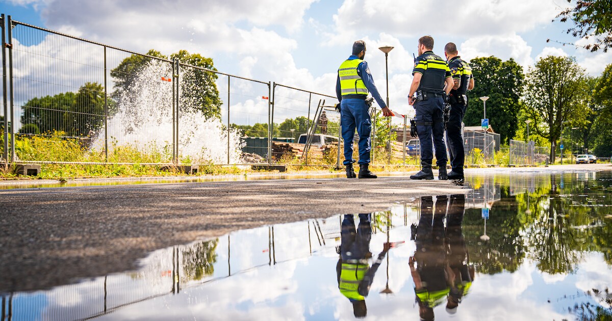 Grote wateroverlast op Rollostraat in Rotterdam na gesprongen waterleiding