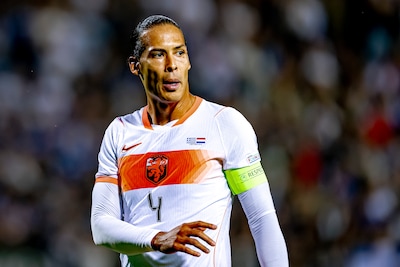 Vrouw en kinderen vliegen speciaal over voor 100ste interland van Virgil van Dijk: ‘En mijn moeder is er ook, prachtig’
