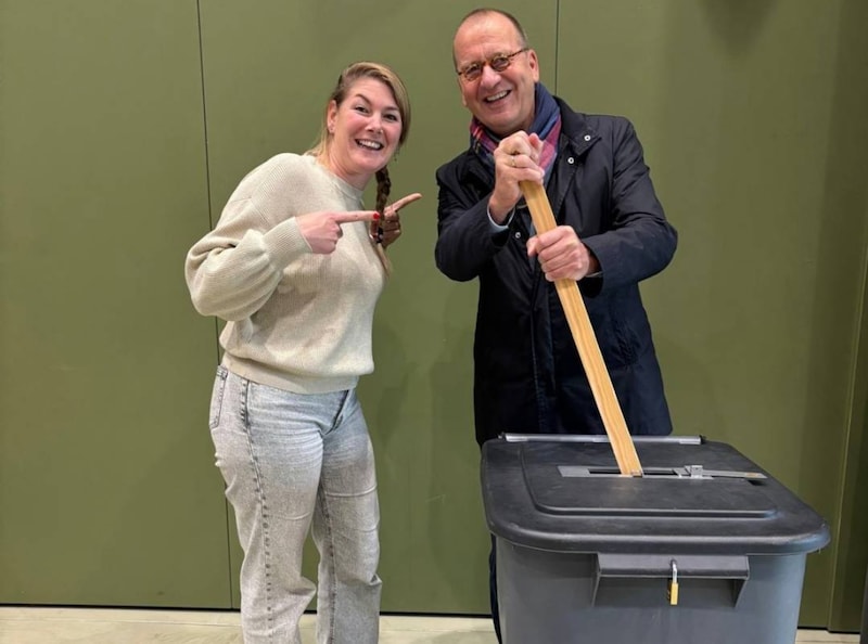 Theo Segers bezoekt stembureaus in de gemeente.