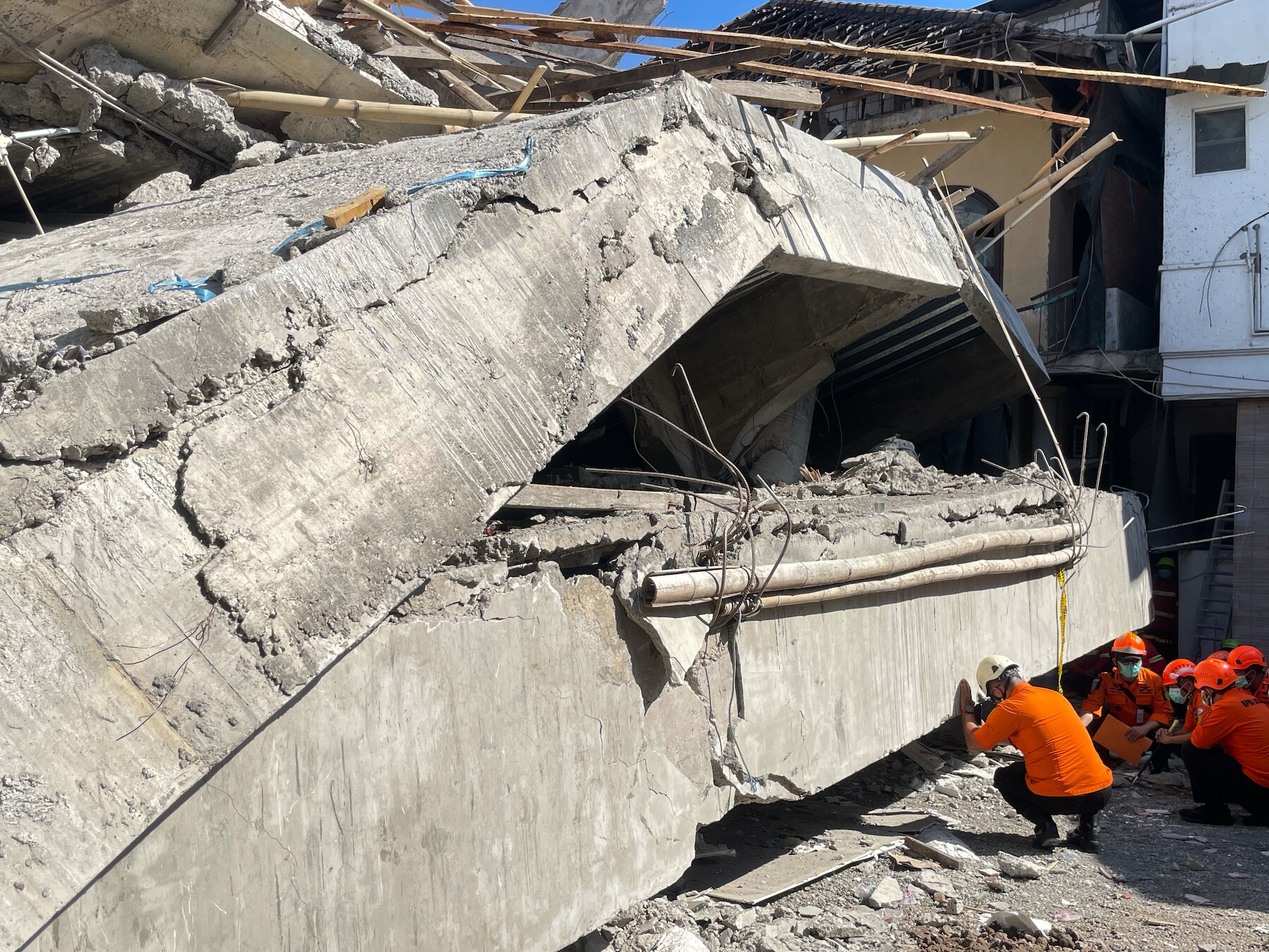 Na bijna 2 dagen zoeken mogelijk nog 91 mensen onder puin ingestorte Indonesische school