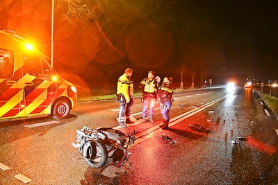 Scooter total loss door botsing met auto in Valkenswaard, slachtoffer naar ziekenhuis