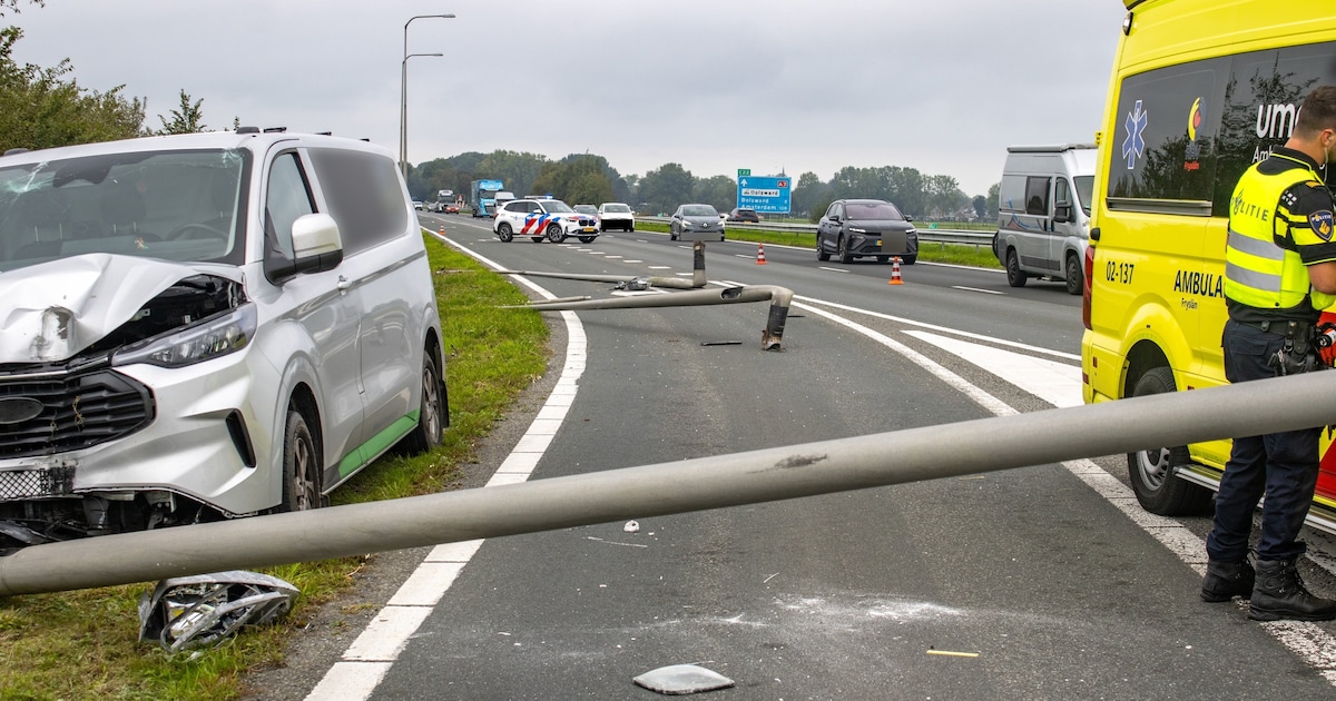 Bestelbus ramt drie lantaarnpalen omver bij afrit A7 bij Bolsward