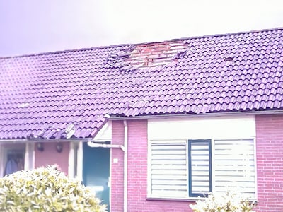 Storm richt schade aan op dak van huis in Deest