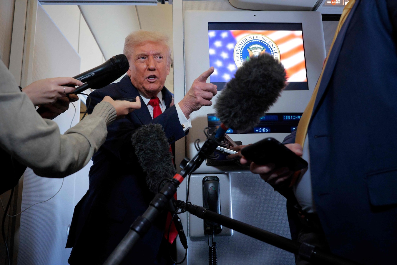 president-donald-trump-spreekt-met-de-pers-aan-boord-van-de-air-force-one