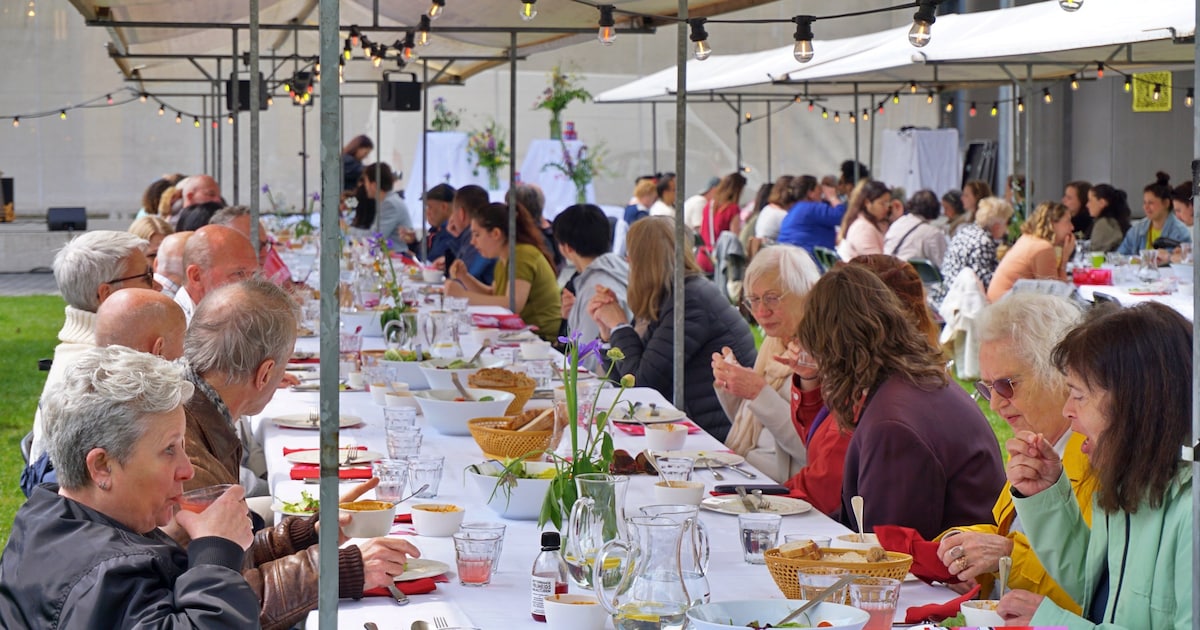 Vrijheidsmaaltijd in Roermond: inwoners praten samen over vrijheid en geschiedenis