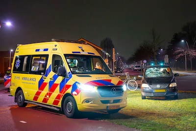 Fietser komt met schrik vrij na aanrijding op beruchte rotonde in Oss, auto raakt fors beschadigd
