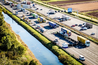 Dode en twee zwaargewonden bij ernstig ongeluk met drie auto’s op A16, weg deels weer open