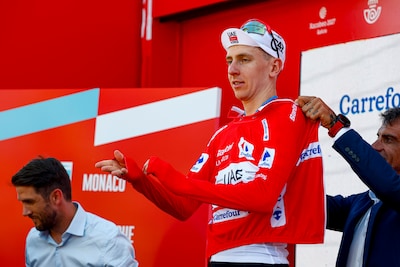 Klassementen Vuelta | Tadej Pogacar ook na de tweede etappe in de rode trui: dit zijn de verschillen