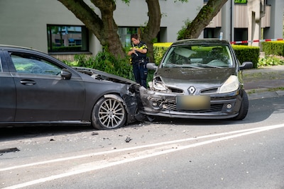 Automobilist botst frontaal op tegenligger bij rotonde in Deventer, man opgepakt