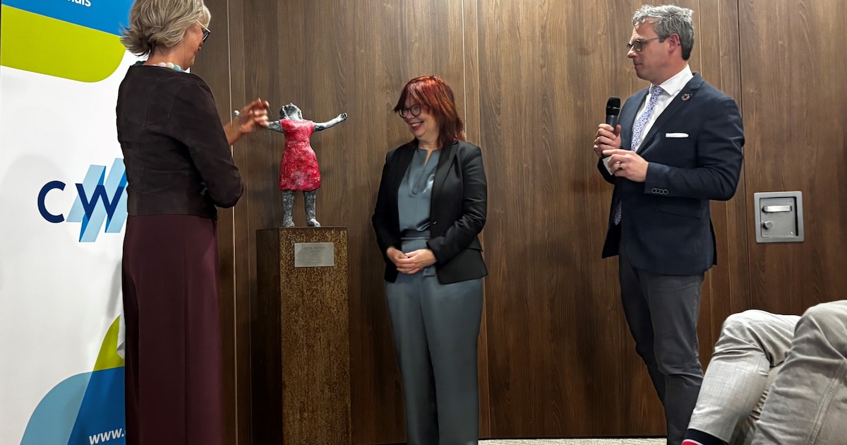 Kunstwerk ‘Unbroken’ onthuld op mammapoli CWZ Nijmegen