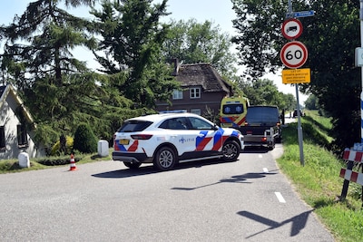 Scooterrijder belandt onderaan dijk na botsing met flexibel paaltje in Zuilichem
