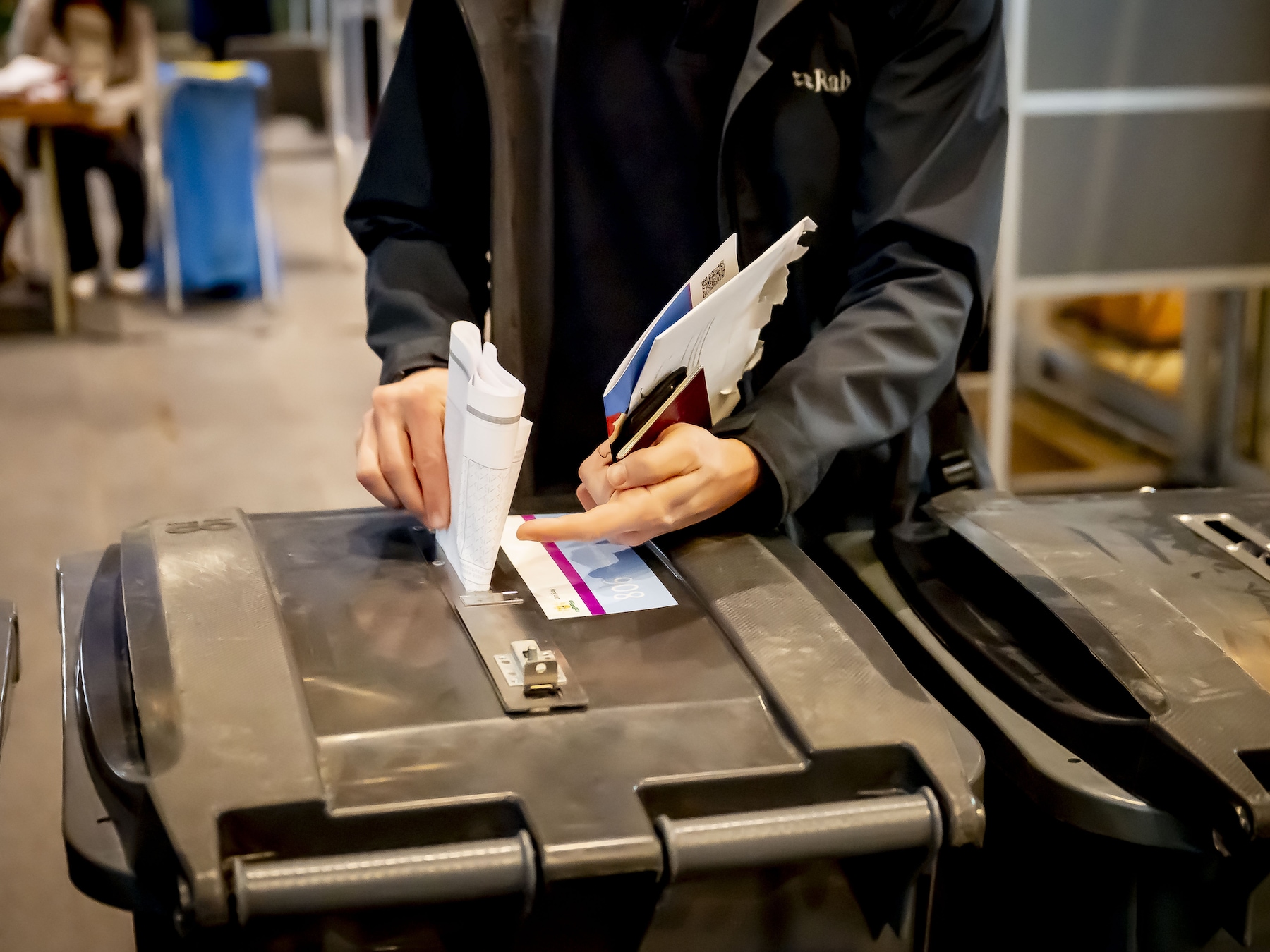 Drukte op Utrecht Centraal met reizigers die willen stemmen