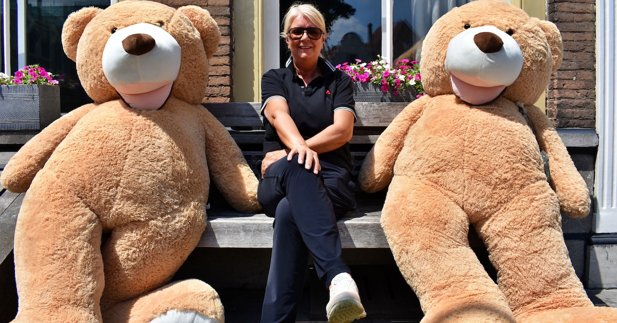Bij de B&B van Silvia hangen vijf levensgrote beren uit het raam: ‘Het verbindt mensen’