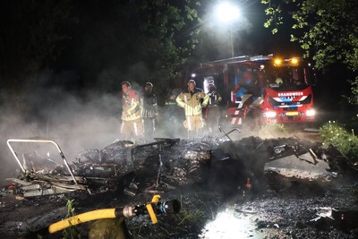 Verlaten caravan brandt volledig uit op zandweg in buitengebied van Weerselo