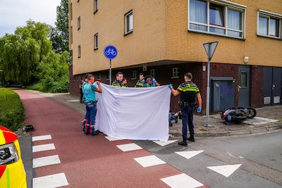 Jonge vrouw zwaargewond bij botsing met scooter en bestelbusje in Geldrop: met traumahelikopter naar
