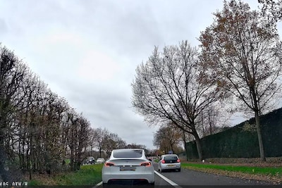 KIJK. Nederlandse bestuurder haalt halsbrekende toeren uit op Ring in Essen: “Geparkeerde trailer on