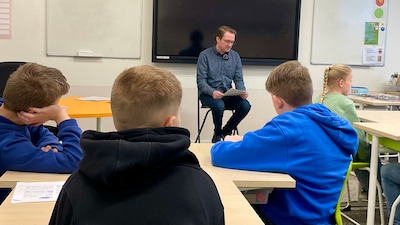 Streektoalmoand van start in Het Hogeland: raadsleden lezen veur en vergaderen in ’t Grunnegs