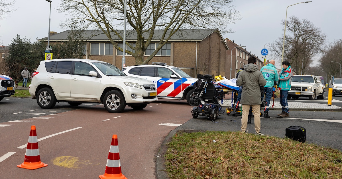 Gewonde bij ongeval op kruising in Haarlem, persoon in scootmobiel gewond