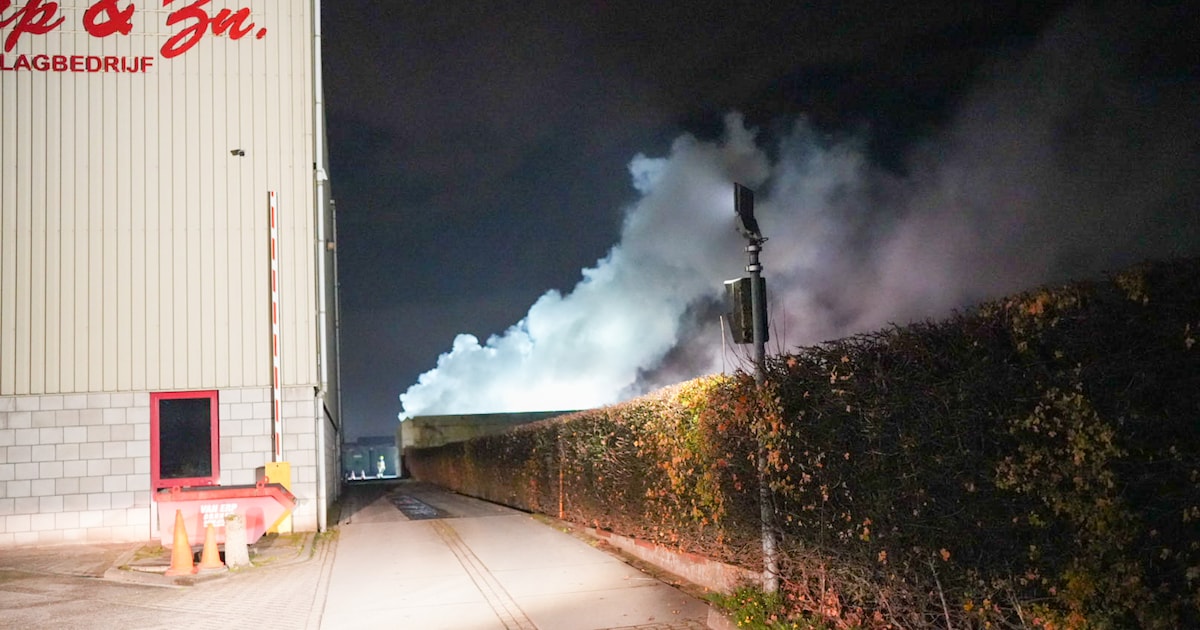 Veel rook bij brand in berg afval in Drunen