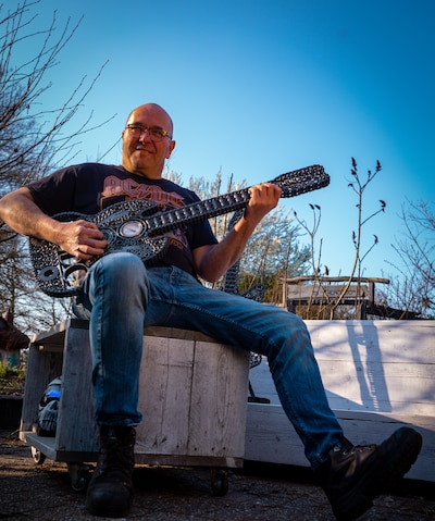 André Grobbink smeedt ‘oude rommel’ uit hobbyschuurtjes om tot gitaren: 50 kilo heavy metal vol traa