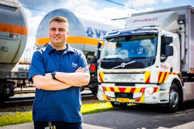 Jelle (29) is non-stop brandweerman; na zijn werk springt hij thuis wéér op de bluswagen