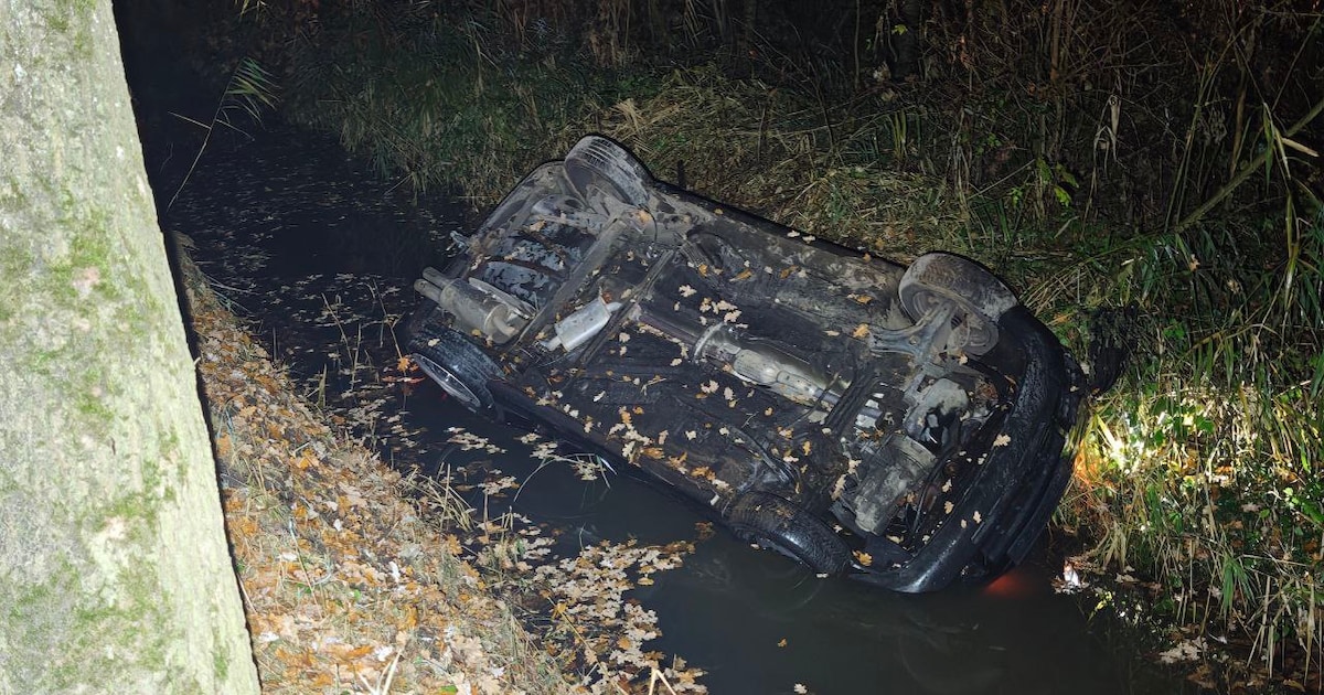 Automobilist negeert stopteken en slaat op de vlucht voor politie, achtervolging eindigt in de sloot