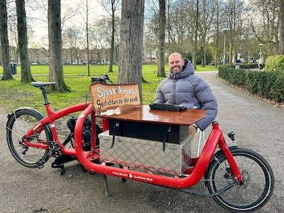 De stadsdichter op de fiets: Sjaak schrijft al tien jaar gedichten voor Utrechters in het park