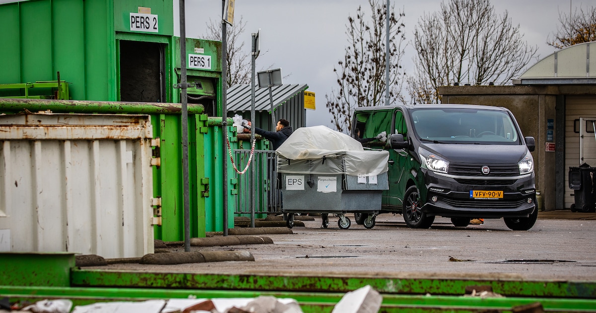 Opnieuw grote drukte bij milieustraat Hoeksche Waard, RAD kondigt reserveringssysteem aan | Foto