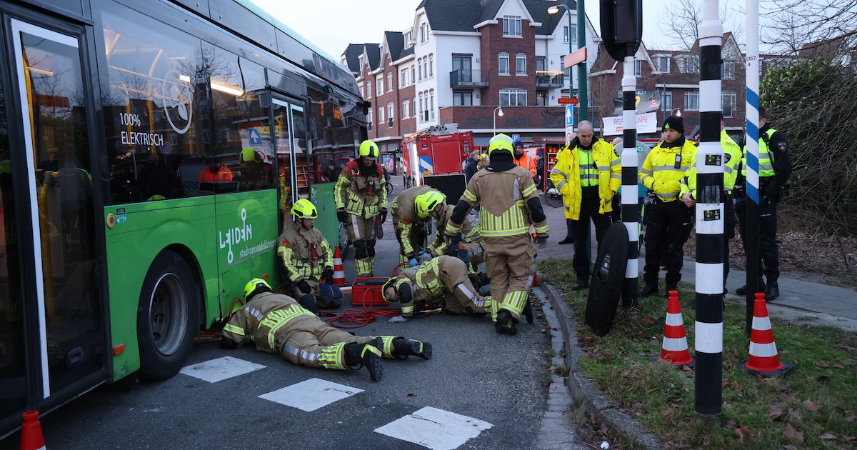 Man met voeten vast onder achterwiel van lijnbus na botsing in Oegstgeest