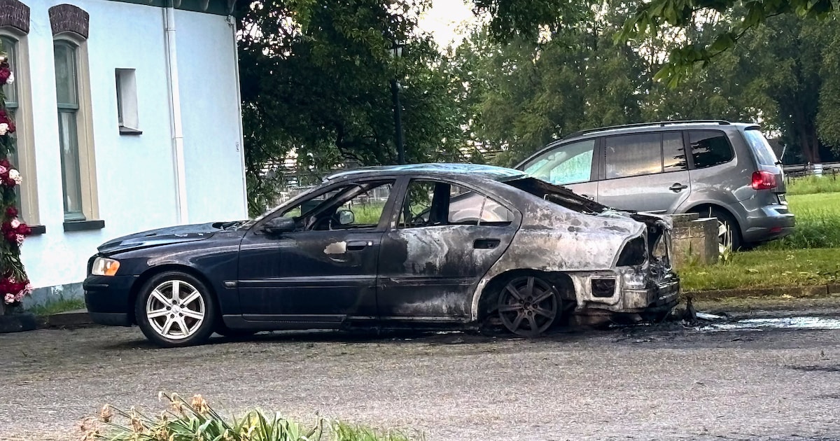Achterkant van auto uitgebrand bij woning aan de Rikkert in Andijk