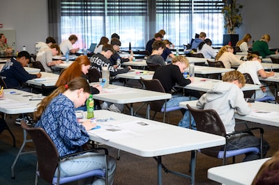 Opperste concentratie voor eindexamens: scholieren buigen zich over eerste toetsen