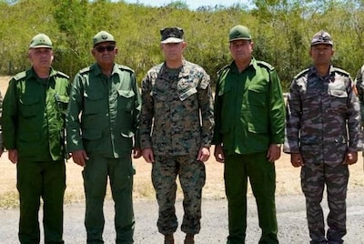Amerikaanse en Cubaanse generaals hebben zeldzame ontmoeting nabij Guantanamo Bay