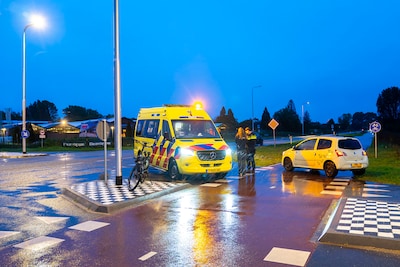 Fietser raakt gewond bij aanrijding op kruispunt in Oss, waar na meerdere ongelukken een rotonde moe