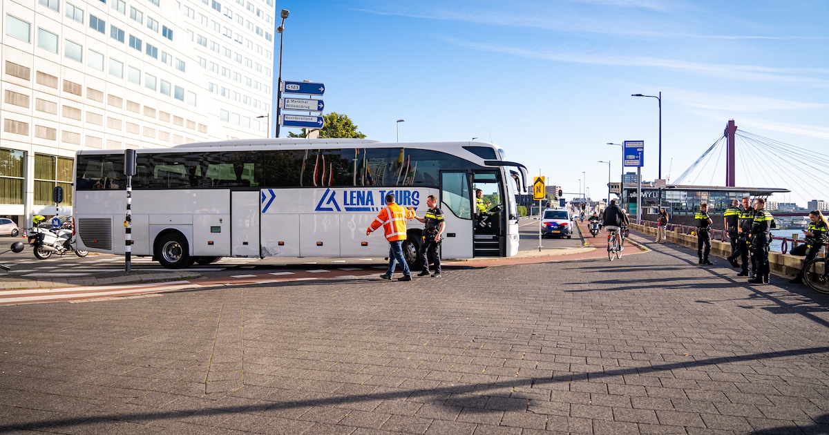 Fietser gewond bij botsing met touringcar in Rotterdam