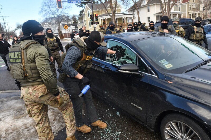 agenten-van-ice-slaan-een-autoruit-in-om-iemand-uit-de-auto-te-halen