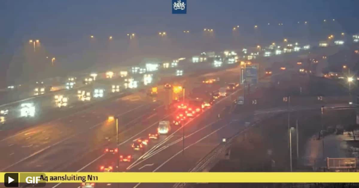 A4 bij Leiden uur afgesloten na botsing tussen meerdere voertuigen