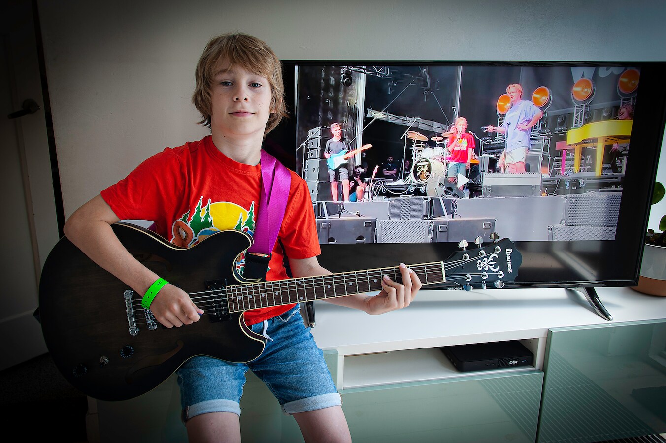 Benjamin (11) stak dapper zijn hand op, mocht daarna zingen met Snelle ...
