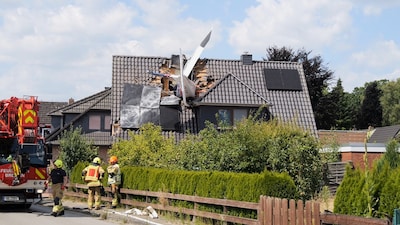 Vliegtuigje boort zich in dak van woning vlak bij Bremen in Duitsland: één dode, één inzittende nog vermist