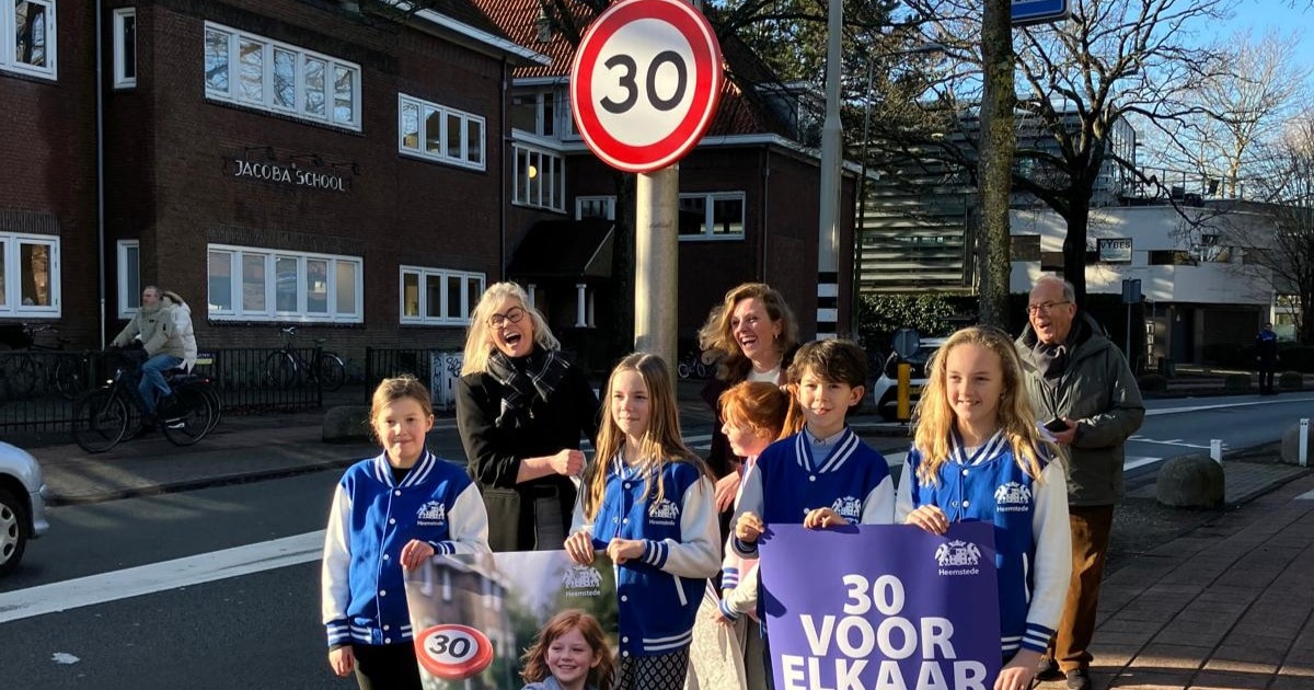 Laatste 30-kilometerbord geplaatst bij Jacoba School in Heemstede