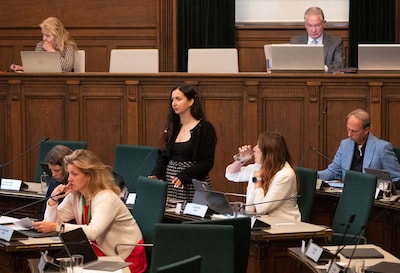 Rotterdam wil als enige grote stad geen verbod op fossiele reclame
