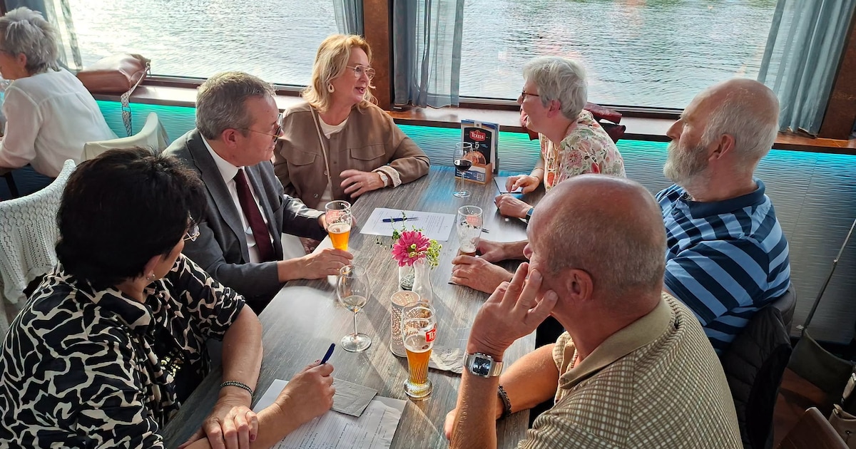 Gouden echtparen uit Maasgouw maken felicitatiecruise voor 50-jarig huwelijk